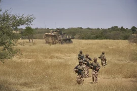 Binh sỹ quân đội Pháp tuần tra trong chiến dịch Barkhane ở miền Bắc Burkina Faso ngày 12/11/2019. (Ảnh: AFP/TTXVN)