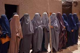 Phụ nữ Afghanistan làm việc tại một xưởng may ở Kabul ngày 31/7/2023. (Ảnh: AFP/TTXVN)