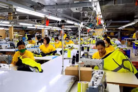 Xưởng may gia công hàng xuất khẩu qua thị trường Mỹ, Công ty TNHH May mặc Dony, xã Vĩnh Lộc A, huyện Bình Chánh, Thành phố Hồ Chí Minh. (Ảnh: Hồng Đạt/TTXVN)