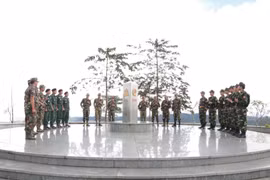 Lực lượng Biên phòng tỉnh Kon Tum phối hợp với lực lượng bảo vệ biên giới của Lào, Campuchia tuần tra, kiểm soát, đảm bảo an ninh tại khu vực ngã ba biên giới thuộc xã Pờ Y, huyện Ngọc Hồi. (Ảnh: Khoa Chương/TTXVN)
