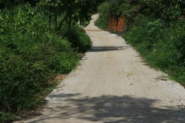 Đoạn đường vào thôn Ngòi Ngần đã thi công xong phần mặt đường. (Ảnh: Tuấn Anh/TTXVN)