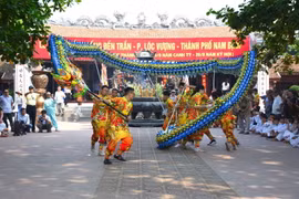 Lễ khai hội Đền Trần Nam Định thu hút nhiều du khách trên cả nước. (Ảnh: Công Luật/TTXVN)