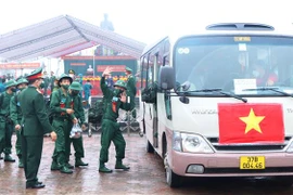 Thanh niên ưu tú Hà Tĩnh tự hào được thực hiện nghĩa vụ công dân, lên đường nhập ngũ. (Ảnh: Hoàng Ngà/TTXVN)