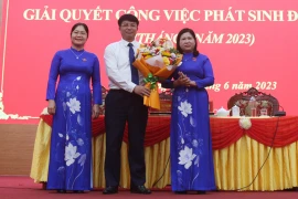 Lãnh đạo HĐND tỉnh Bắc Kạn tặng hoa chúc mừng ông Nông Quang Nhất được bầu giữ chức vụ Phó Chủ tịch UBND tỉnh Bắc Kạn tại Kỳ họp đột xuất HĐND tỉnh Bắc Kạn khóa X ngày 5/6/2023. (Nguồn: Báo Điện tử Chính phủ)