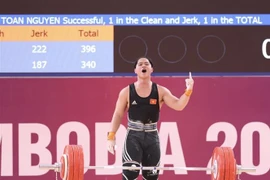Niềm vui của vận động viên Nguyễn Quốc Toàn sau khi giành huy chương Vàng môn Cử tạ hạng 89kg nam, phá kỷ lục SEA Games. (Ảnh: Minh Quyết/TTXVN)