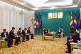 Quang cảnh cuộc gặp giữa Đại sứ Việt Nam Nguyễn Huy Tăng với Phó Thủ tướng thứ nhất Chính phủ Hoàng gia Campuchia Neth Savoeun. (Ảnh: Huỳnh Thảo/TTXVN)