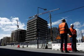Công nhân làm việc trên công trường xây dựng Làng Olympic Paris 2024 ở Saint-Ouen, gần Paris, Pháp ngày 12/4. (Ảnh: Reuters) 