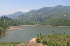 Một phần lòng hồ Thủy điện Đăk Đrinh, nơi đã chôn vùi nhà cửa và đất đai của gần 200 hộ dân xã Đăk Nên, huyện Kon Plong, đã qua 10 năm nhưng chủ đầu tư vẫn còn nợ người dân số tiền trên 30 tỷ đồng. (Ảnh: Dư Toán/TTXVN)