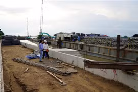 Dự án xử lý cấp bách sạt lở sông Tiền khu vực xã Tân Mỹ và Mỹ An Hưng B (huyện Lấp Vò, Đồng Tháp) đang triển khai thực hiện. (Ảnh: Nhựt An/TTXVN)