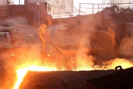 Hoạt động sản xuất tại Nhà máy Gang thép Lào Cai. (Ảnh: Quốc Khánh/TTXVN)