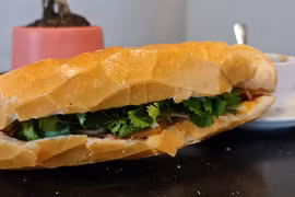 Bánh mỳ Việt Nam đứng thư 7 trong top 50 món ăn đường phố ngon nhất thế giới. (Ảnh: TH/Vietnam+)