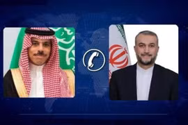 Ngoại trưởng Iran Hossein Amir-Abdollahian (phải) và Ngoại trưởng Saudi Arabia, Hoàng tử Faisal bin Farhan. (Ảnh: IRNA/TTXVN)