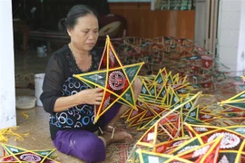 Lấp lánh ánh đèn ông sao Trung Thu ở làng nghề hơn 100 tuổi