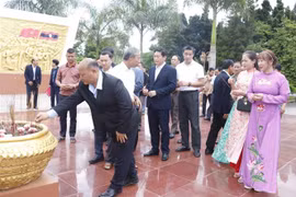 Lào: Cộng đồng người Việt tri ân các Anh hùng Liệt sỹ tại Oudomxay