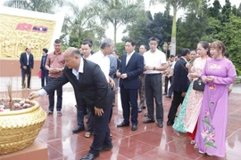 Lào: Cộng đồng người Việt tri ân các Anh hùng Liệt sỹ tại Oudomxay