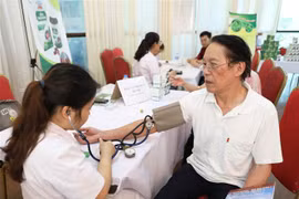 Khám, tư vấn sức khỏe cho người cao tuổi. (Ảnh minh họa: Thanh Tùng/TTXVN)