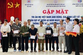 Trao tặng quà cho các gia đình liệt sỹ. (Ảnh: TTXVN phát)