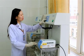 Phó Giáo sư, Tiến sĩ Nguyễn Thị Thu Phương triển khai nghiên cứu tại Trường Đại học Y Dược Hải Phòng. (Ảnh: Minh Thu/TTXVN)