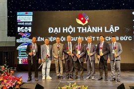 Chủ tịch Liên hiệp Hội người Việt tại CHLB Đức Nguyễn Văn Hiền (thứ ba, từ phải sang) cùng 7 Phó Chủ tịch. (Ảnh: Phương Hoa/TTXVN)