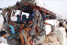 Hiện trường một vụ tai nạn xe buýt tại Pakistan. (Nguồn: AA)