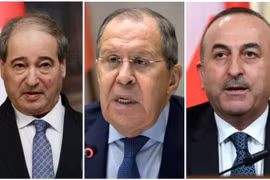 Từ trái sang: Ngoại trưởng Syria Faisal Mekdad, Ngoại trưởng Nga Sergei Lavrov và Ngoại trưởng Thổ Nhĩ Kỳ Mevlut Cavusoglu . (Nguồn: AFP)