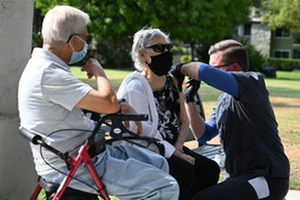 Tiêm vaccine ngừa COVID-19 cho người cao tuổi tại Massachusetts, Mỹ. (Ảnh: AFP/TTXVN)