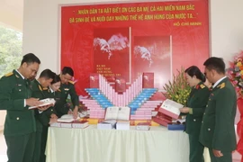 Trưng bày, giới thiệu bộ sách Bà Mẹ Việt Nam Anh hùng tỉnh Quảng Trị. (Ảnh: Thanh Thủy/TTXVN)