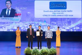 Ông Huỳnh Thiên Triều, Tổng Giám đốc Amway Việt Nam nhận Giải thưởng Top 5 Nhà lãnh đạo Tiêu biểu châu Á-Thái Bình Dương 2023.