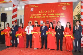 Cắt băng khai trương “Không gian sách lý luận, chính trị bảo vệ nền tảng tư tưởng của Đảng”. (Nguồn: Báo điện tử Đảng Cộng sản Việt Nam)