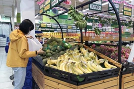 Người tiêu dùng Thành phố Hồ Chí Minh hưởng ứng hoạt động chung tay tiêu thụ cam sành hỗ trợ bà con nông dân một số tỉnh, thành Đồng bằng sông Cửu Long tại kênh bán lẻ hiện đại. (Ảnh: Mỹ Phương/TTXVN)