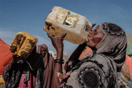 Người dân lấy nước sinh hoạt tại trại tị nạn ở Baidoa, Somalia ngày 13/2/2022. (Ảnh: AFP/TTXVN)