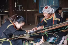 Trang phục truyền thống của người Ê đê. (Ảnh: Dương Giang/TTXVN)