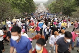 Hàng nghìn du khách đến dâng hương tại Đền Hùng vào ngày giỗ Tổ 10/3. (Ảnh: Minh Quyết/TTXVN)