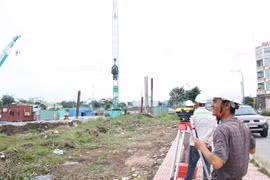 Các kỹ sư làm việc tại dự án cải tạo kênh Tham Lương-Bến Cát-rạch Nước Lên. (Ảnh: Tiến Lực/TTXVN)