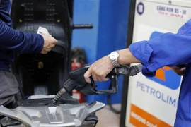 Mua, bán xăng tại một điểm kinh doanh xăng, dầu của Petrolimex ở Hà Nội. (Ảnh: Trần Việt/TTXVN)