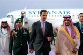Tổng thống Syria Bashar al-Assad (thứ 3, trái) tới tham dự Hội nghị thượng đỉnh AL ở Jeddah, Saudi Arabia, ngày 18/5/2023. (Ảnh: AFP/TTXVN)