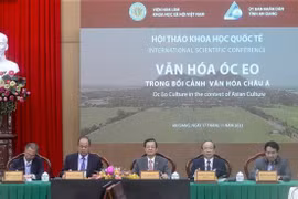 Lãnh đạo Viện Hàn lâm Khoa học xã hội Việt Nam và tỉnh An Giang chủ trì Hội thảo. (Ảnh: Thanh Sang/TTXVN)
