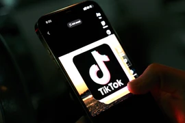 Biểu tượng TikTok trên màn hình điện thoại. (Ảnh: AFP/TTXVN)