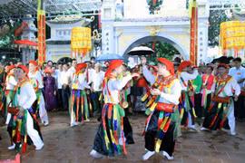 Biểu diễn múa bồng hơi tại lễ Khai mạc lễ hội Đền Lảnh Giang 2023. (Ảnh: Đại Nghĩa/TTXVN)