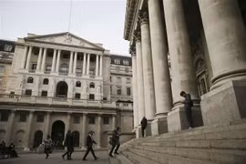 Quang cảnh bên ngoài trụ sở Ngân hàng Trung ương Anh (trái) ở London. (Ảnh: AFP/TTXVN)