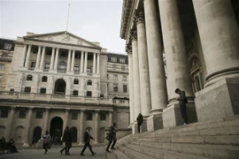 Quang cảnh bên ngoài trụ sở Ngân hàng Trung ương Anh (trái) ở London. (Ảnh: AFP/TTXVN)