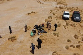 Người di cư bị mắc kẹt trên sa mạc tại khu vực Basher ở biên giới Libya-Tunisia, ngày 30/7/2023. Ảnh: THX/TTXVN 