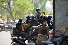 Binh sỹ tuần tra tại thành phố Ouagadougou, Burkina Faso. (Ảnh: AFP/TTXVN)