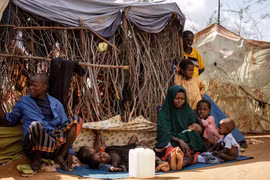 Trẻ em tại trại tị nạn ở Dadaab, Kenya, ngày 22/3/2023. (Ảnh: AFP/TTXVN)