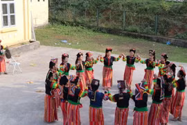 Bà con người Cống ở bản Xám Láng, xã Nậm Khao, huyện Mường Tè. giữ gìn bản sắc dân tộc. (Ảnh: Nguyễn Oanh/TTXVN)