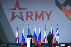Tổng thống Nga Vladimir Putin (trái) và Bộ trưởng Quốc phòng Sergei Shoigu tham dự lễ khai mạc Diễn đàn Kỹ thuật-Quân sự Quốc tế "Army-2021," tại Moskva ngày 23 tháng 8 năm 2021. (Nguồn: Reuters)