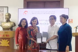 Đại diện Trung tâm Lưu trữ quốc gia III tiếp nhận hiện vật của nhà văn Sơn Tùng do gia đình trao tặng. (Nguồn: Báo Quân đội Nhân dân)