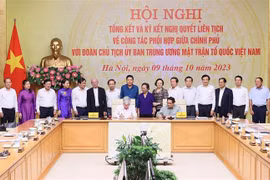 Thủ tướng Phạm Minh Chính và Chủ tịch Ủy ban Trung ương MTTQ Việt Nam Đỗ Văn Chiến ký kết phối hợp giữa Chính phủ và Đoàn Chủ tịch Ủy ban Trung ương MTTQ Việt Nam. (Ảnh: Dương Giang/TTXVN)