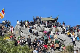 Chùa Đồng trên đỉnh núi Yên Tử thu hút Đông đảo du khách trong những ngày đầu Xuân. (Ảnh: TTXVN phát) 