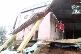 Căn nhà của gia đình ông Nguyễn Chí Lập, xã Quới Thiện, huyện Vũng Liêm, tỉnh Vĩnh Long đã bị sạt lở một phần. (Lê Thúy Hằng/TTXVN)